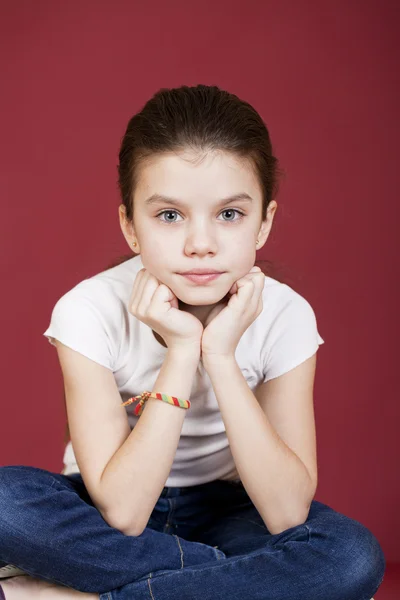 Studio portret van een vrij klein meisje — Stockfoto