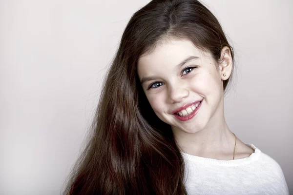 Retrato de una niña encantadora sonriendo a la cámara — Foto de Stock