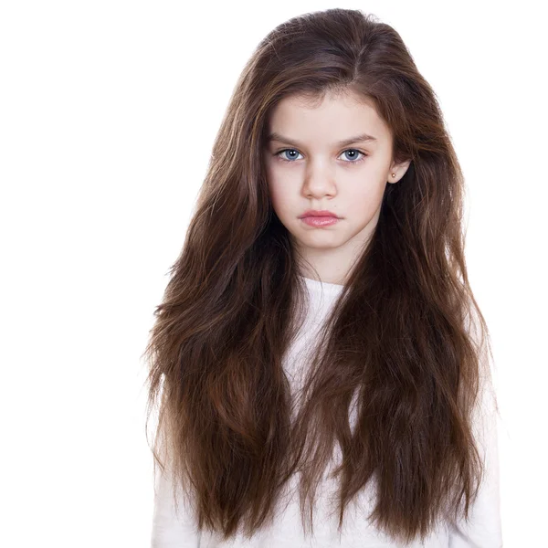 Retrato de una niña encantadora sonriendo a la cámara — Foto de Stock