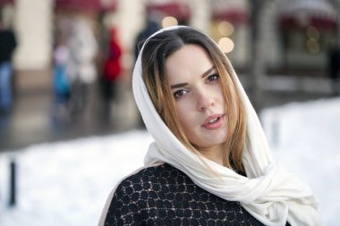 Şık koyu gri yün ceket genç güzel kadın