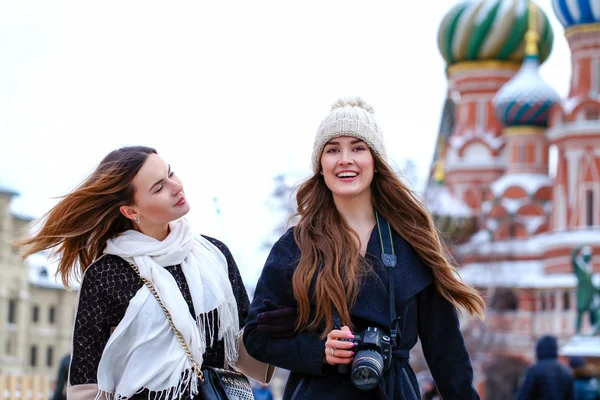 Две девушки-туристки фотографируются в Москве (Россия) ) — стоковое фото