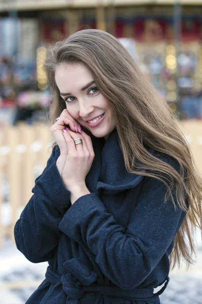 Giovane bella donna in elegante cappotto di lana grigio scuro — Foto Stock