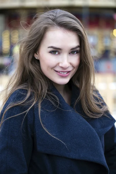 Giovane bella donna in elegante cappotto di lana grigio scuro — Foto Stock