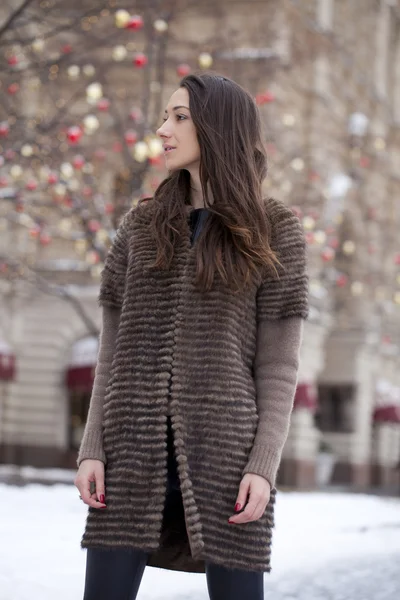 Jeune belle femme en manteau de vison élégant — Photo