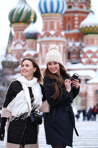 Dos turistas niñas son fotografiados en Moscú (Rusia ) —  Fotos de Stock