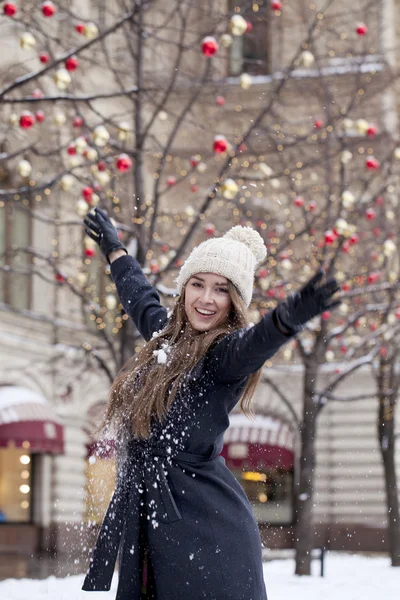 Giovane bella donna in elegante cappotto di lana grigio scuro — Foto Stock