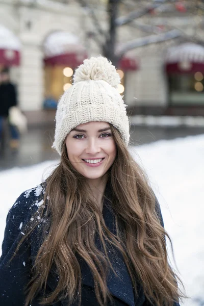 Giovane bella donna in elegante cappotto di lana grigio scuro — Foto Stock