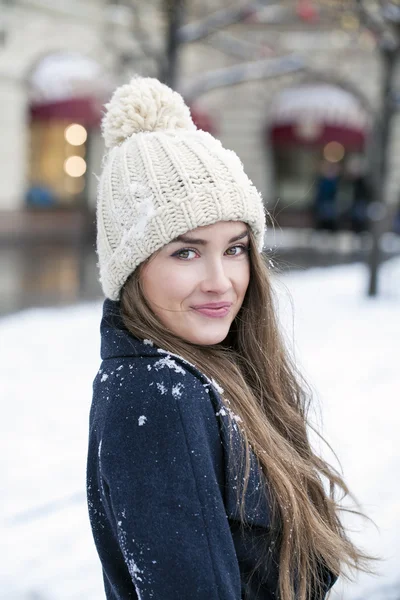 Giovane bella donna in elegante cappotto di lana grigio scuro — Foto Stock