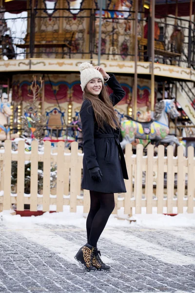Šťastná mladá žena hnědé vlasy na pozadí zimní amu — Stock fotografie