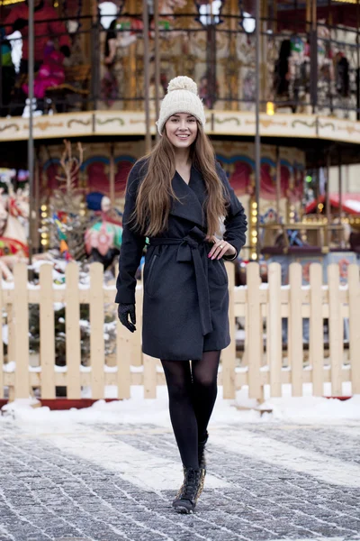 Jovem mulher de cabelos castanhos feliz no fundo de um inverno amu — Fotografia de Stock