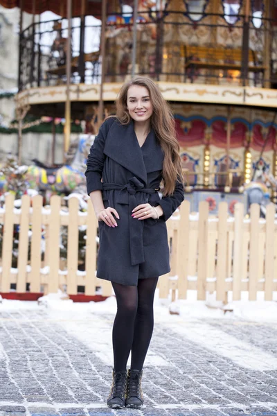 Felice giovane donna dai capelli castani sullo sfondo di un inverno amu — Foto Stock