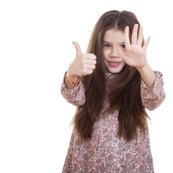 Schönes kleines Mädchen zeigt ihre Finger und Handflächen — Stockfoto