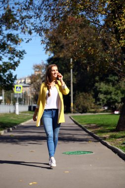 telefon ederken mutlu güzel kadın 
