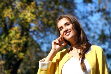 telefon ederken mutlu güzel kadın 