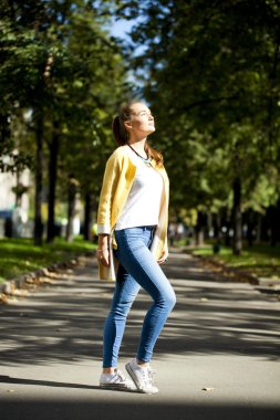 mutlu bir kadın sarı montlu sonbahar street yürüyüş