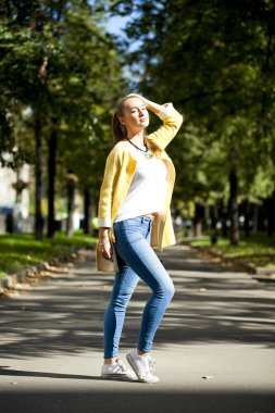 mutlu bir kadın sarı montlu sonbahar street yürüyüş