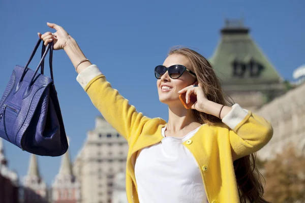 Felice giovane donna chiamando per telefono — Foto Stock