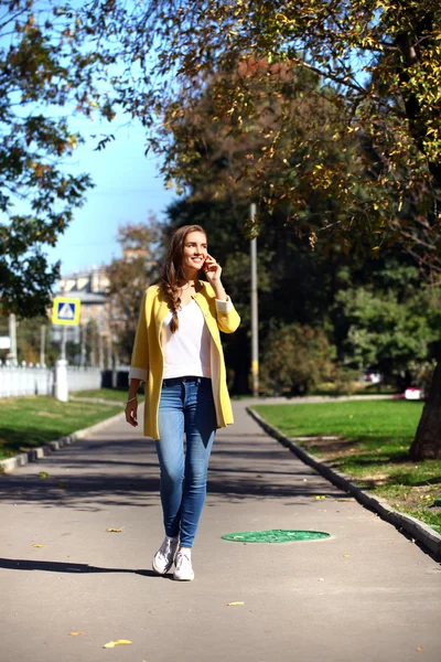 Felice bella donna chiamando per telefono — Foto Stock