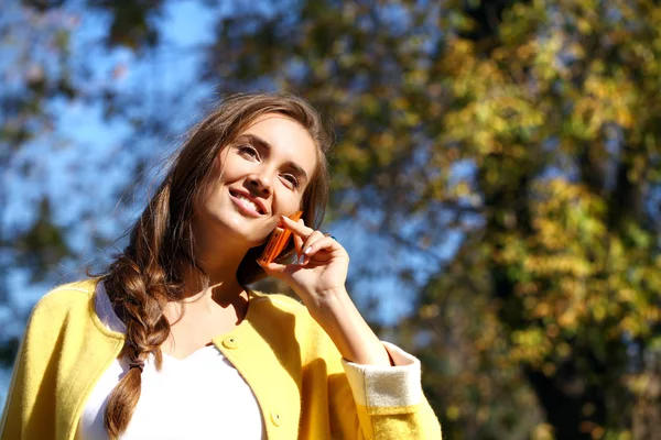 Glad vacker kvinna ringer via telefon — Stockfoto