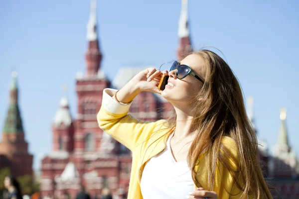 Young beautiful happy woman calling by phone in Moscow — Stock Photo, Image