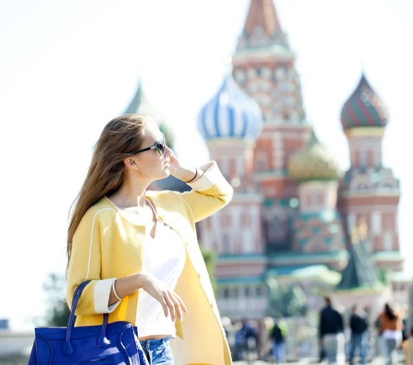 Jovem bela mulher feliz chamando por telefone em Moscou — Fotografia de Stock