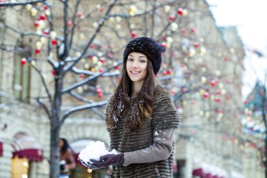 Şık vizon kürk genç güzel kadın 
