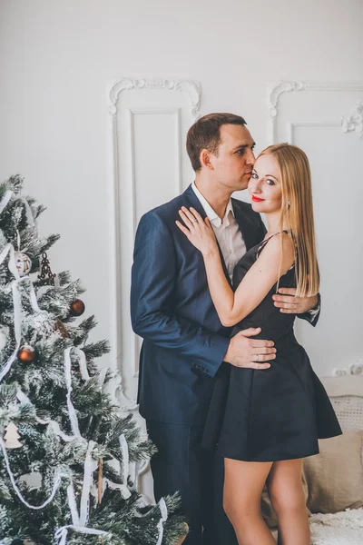 Casal amoroso no estúdio Natal — Fotografia de Stock