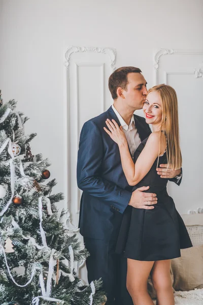 Casal amoroso no estúdio Natal — Fotografia de Stock