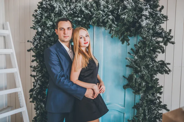 Casal amoroso no estúdio Natal — Fotografia de Stock