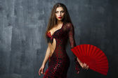 traditionelle spanische Flamencotänzerin, die in einem roten Kleid tanzt
