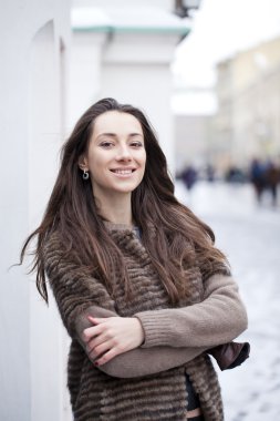 Şık vizon kürk genç güzel kadın 