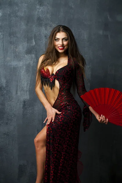 Kobieta tradycyjne hiszpańskie flamenco tancerz taniec w czerwonej sukience — Zdjęcie stockowe