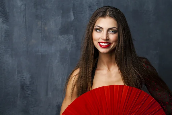 Mulher tradicional espanhola dançarina do Flamenco dançando em um vestido vermelho — Fotografia de Stock