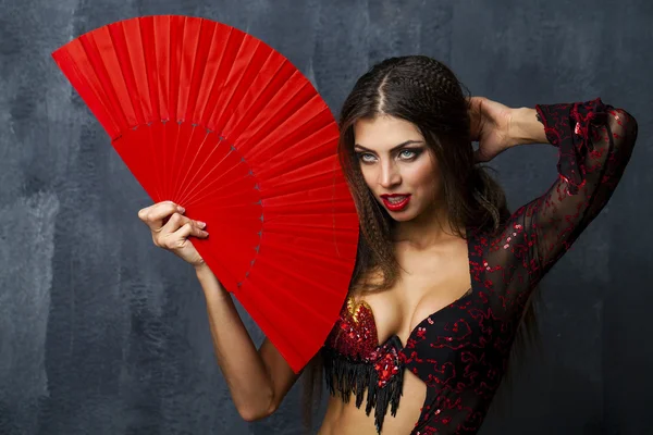 Donna ballerina di flamenco tradizionale spagnola che balla in abito rosso — Foto Stock