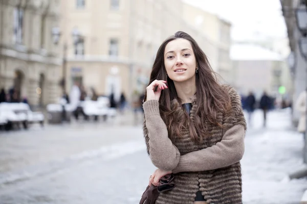 Jeune belle femme en manteau de vison élégant — Photo