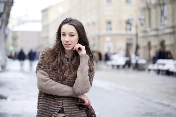 Mujer hermosa joven en abrigo de visón con estilo — Foto de Stock