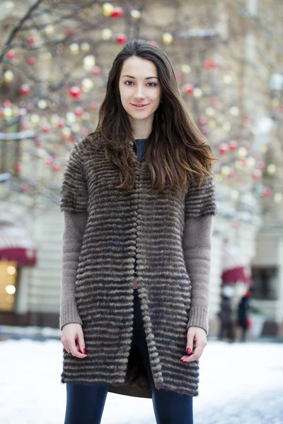 Jeune belle femme en manteau de vison élégant — Photo