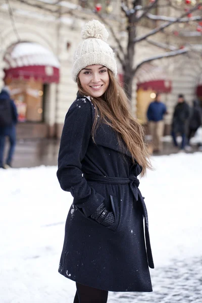 Молодая красивая женщина в стильном темно-сером шерстяном пальто — стоковое фото