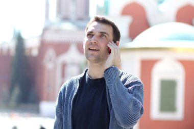mutlu adamlar telefon ederken