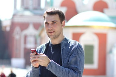 mutlu adamlar telefon ederken