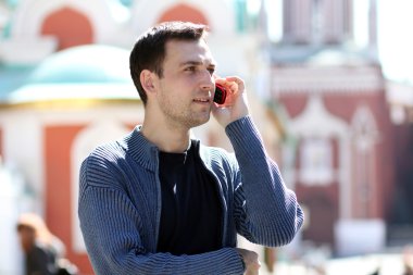 mutlu adamlar telefon ederken