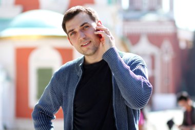mutlu adamlar telefon ederken