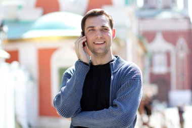 mutlu adamlar telefon ederken