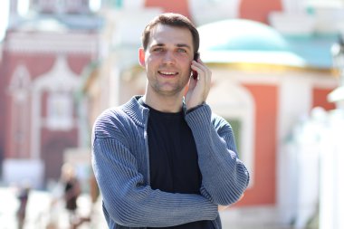 mutlu adamlar telefon ederken