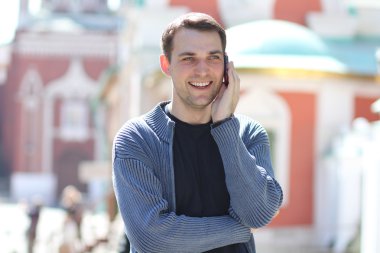 mutlu adamlar telefon ederken