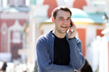 mutlu adamlar telefon ederken