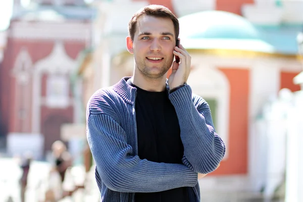 Gelukkig mannen vragen per telefoon — Stockfoto