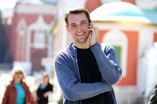 Des hommes heureux qui appellent par téléphone — Photo