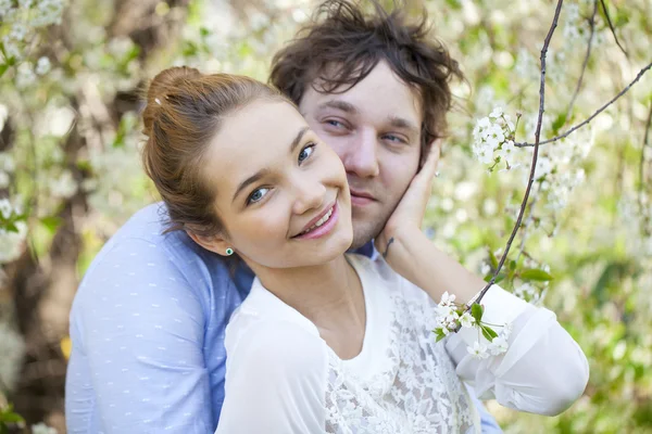 Retrato de casal de amor abraçando ao ar livre — Fotografia de Stock