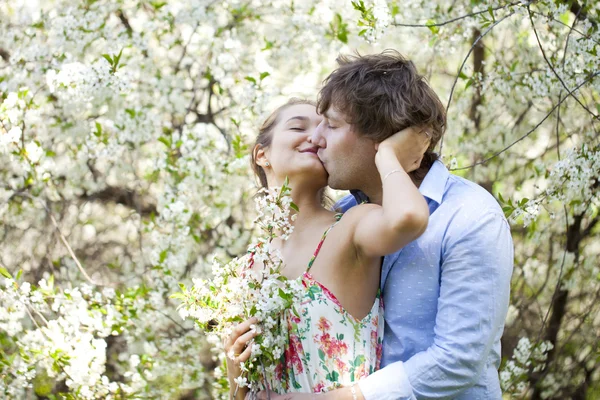 Portret van liefde paar omarmen buiten — Stockfoto